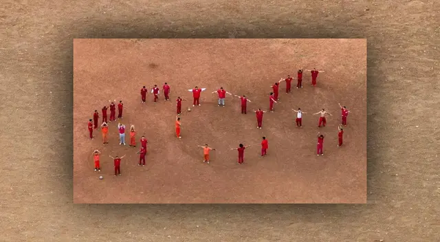 Inmigrantes esperan deportación y forman un mensaje de ayuda visible desde el cielo. Inmigrantes esperan deportación y forman un mensaje de ayuda visible desde el cielo.