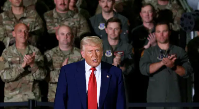 Este fallo se deriva de una orden ejecutiva de Trump en 2025, que justifica la exclusión de personas trans por motivos de preparación y cohesión militar, desatando críticas. Este fallo se deriva de una orden ejecutiva de Trump en 2025, que justifica la exclusión de personas trans por motivos de preparación y cohesión militar, desatando críticas.