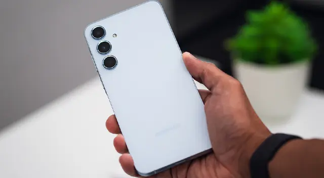 Samsung compite con Motorola con este teléfono del 2024.