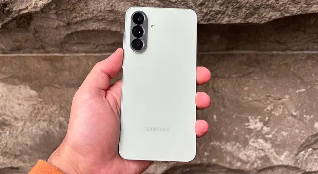 El celular de gama media de Samsung que es el más vendido del 2025.