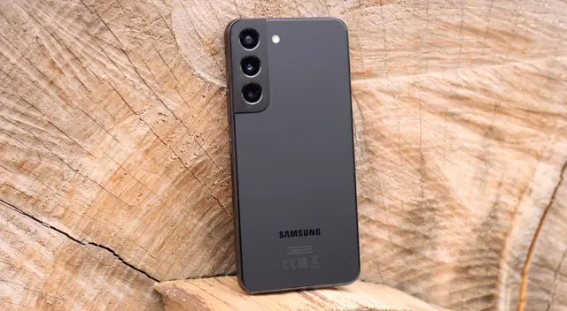 El Galaxy S22 5G Samsung es mucho más barato que el Galaxy A56 y es más potente por ser de gama alta.