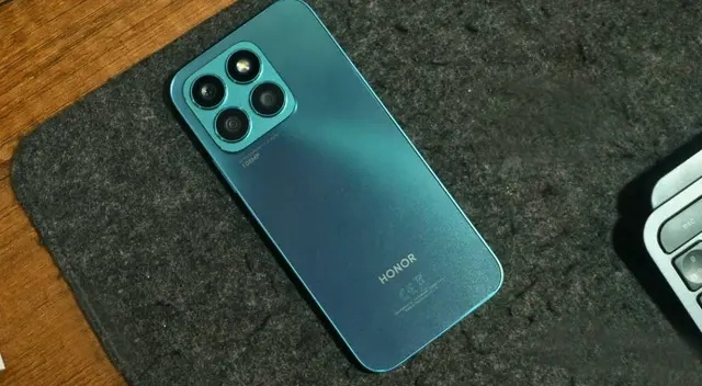 El HONOR X8b 5G es un teléfono de gama media potente y con diseño similar al iPhone 15 Pro.