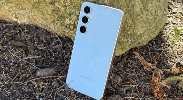 Este celular tiene un precio reducido en comparación a sus hermanos mayores. Este celular tiene un precio reducido en comparación a sus hermanos mayores.