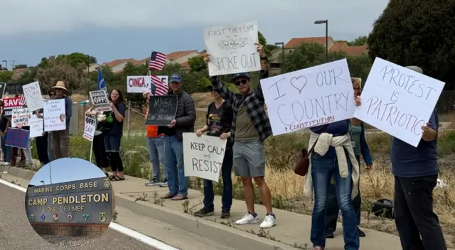 Manifestantes mostraron su rechazo en las afueras de una base militar en California. Manifestantes mostraron su rechazo en las afueras de una base militar en California.
