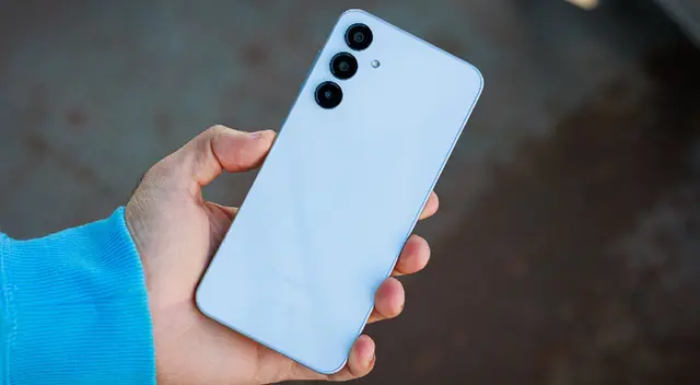 Este teléfono de Samsung tiene gran almacenamiento y procesador.