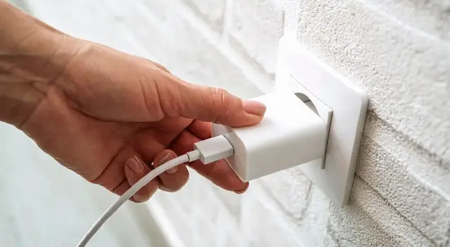 Consejo para desenchufar el teléfono al momento de cargarlo.