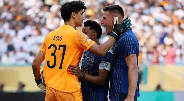 Bono felicitado por sus compañeros tras atajarle un penal al Real Madrid Bono felicitado por sus compañeros tras atajarle un penal al Real Madrid