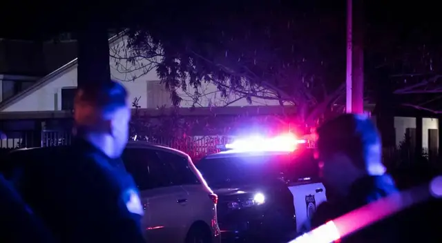 Los posibles culpables están detenidos por manejar un vehículo reportado como robado. Los posibles culpables están detenidos por manejar un vehículo reportado como robado.