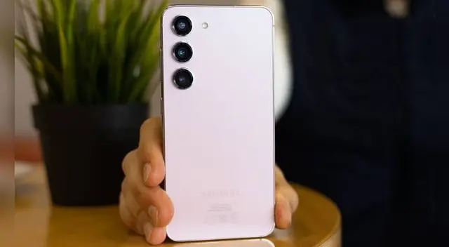 Este Galaxy S23 5G es uno de los teléfonos de gama alta más potentes de Samsung y supera en todo al Galaxy A56. Este Galaxy S23 5G es uno de los teléfonos de gama alta más potentes de Samsung y supera en todo al Galaxy A56.