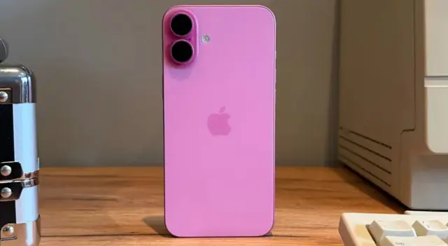 Este celular tiene una pantalla enorme con cámaras profesionales.