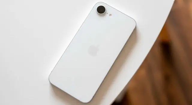 Pese a varias críticas acertadas que ha recibido, este iPhone es un éxito de ventas.