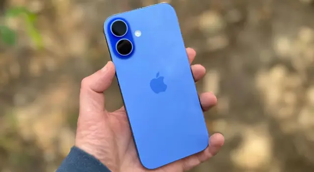 Este celular es pequeño, pero uno de los más poderosos del momento.