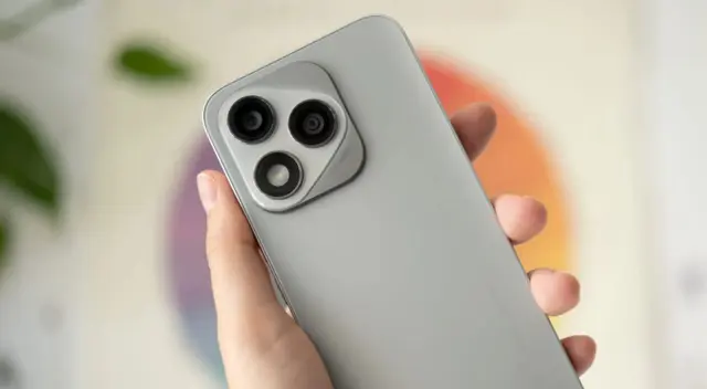 Este celular destaca por contar con un apartado de cámaras similar a las del iPhone. Este celular destaca por contar con un apartado de cámaras similar a las del iPhone.