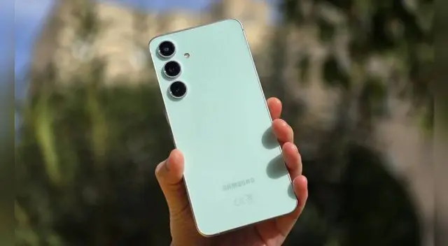 El Samsung Galaxy S24FE es un teléfono de gama alta que supera al Galaxy A56 y es mucho más bajo.