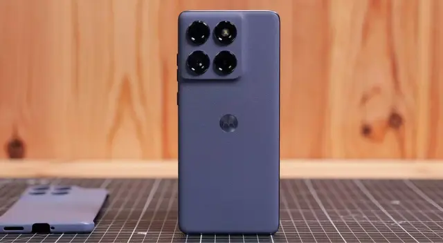 Este terminal de Motorola sigue la tendencia de colores Pantone y cuero vegano en su diseño.