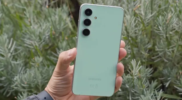 Este es el Galaxy S24FE de Samsung, uno de los gama alta más potentes y baratos.