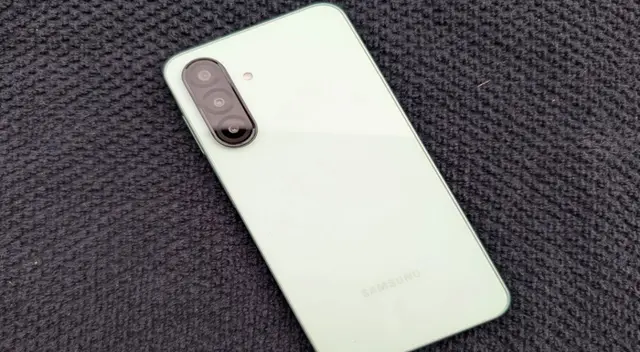 Este celular, además, cuenta con una amplia política de actualizaciones. Este celular, además, cuenta con una amplia política de actualizaciones.