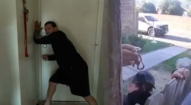 Reyes afirma que los agentes tienen las llaves de su apartamento.