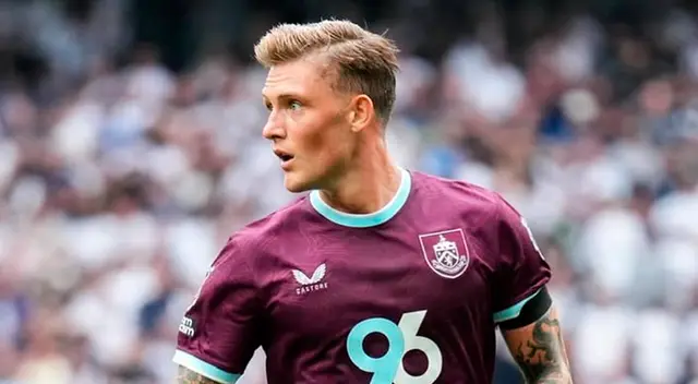 Oliver Sonne jugó su primer partido en la Premier League con Burnley, pero perdió ante Totthenham.