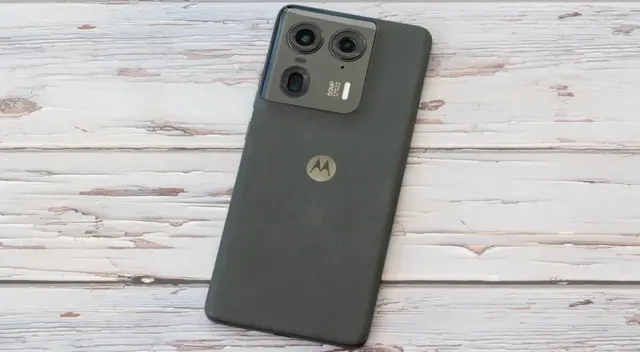 Este Motorola compita con iPhone y Samsung, pero a un precio mucho menor.