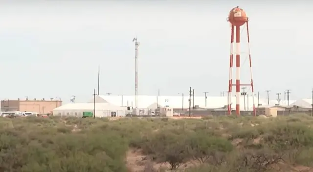 Este es el nuevo centro de detención de extranjeros en base militar en Texas.