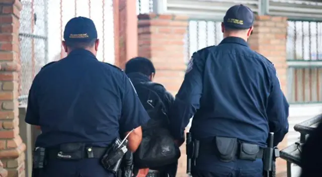 Oficiales de CBP arrestan a fugitivo acusado por agresión a menor en este estado.