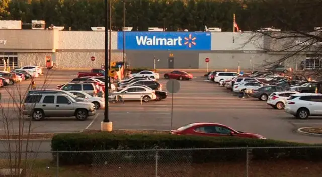 Walmart: incendio provocado en Homewood tras protesta y arresto de individuos.