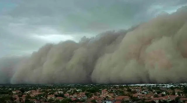 Imponente tormenta de arena cubre Phoenix, Arizona, y deja a miles sin electricidad.