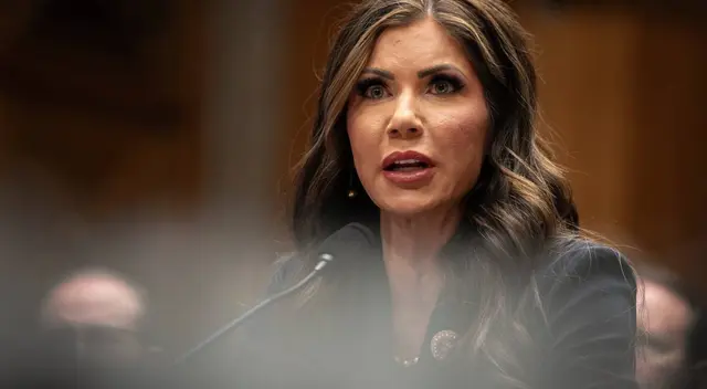 Kristi Noem anuncia la expansión de operativos migratorios. Kristi Noem anuncia la expansión de operativos migratorios.