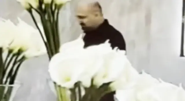 Ladrón se hace pasar por uno de los invitados en esta boda en California.