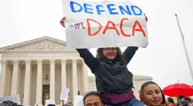 Jóvenes de DACA en riesgo de perder su estatus migratorio.