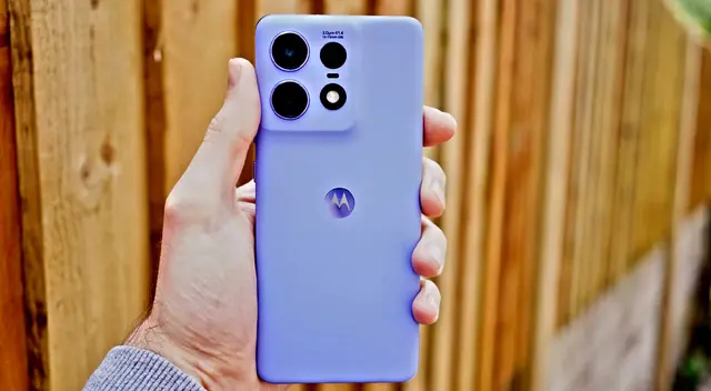 Celular Motorola supera al iPhone en batería, rendimiento y más.