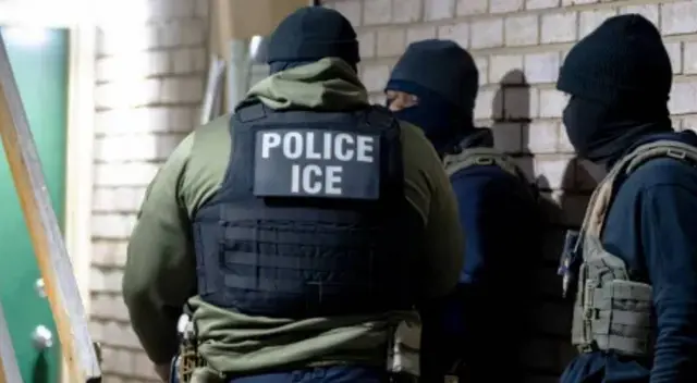 Vecinos defienden a trabajadores de ser arrestados por agentes del ICE en Nueva York.