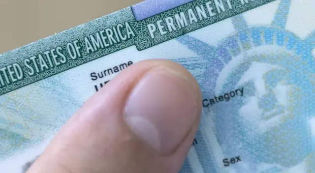 Green Card a través del estatus de refugio o asilo.