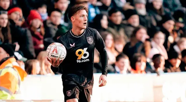 Oliver Sonne es futbolista de Burnley de la Premier League de Inglaterra.