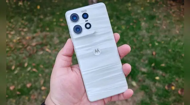 El Motorola Edge 50 Pro 5G es uno de los mejores teléfonos de gama alta con procesador Snapdragon, 512GB y carga de 125W.