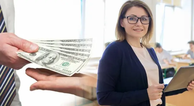 Habrá un aumento salarial para profesores en Nueva York. Habrá un aumento salarial para profesores en Nueva York.
