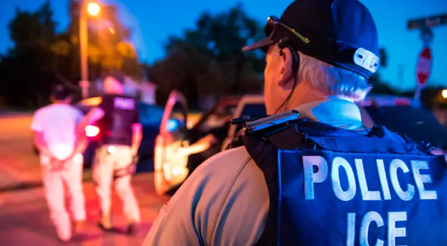 Revelan tres nuevas leyes que prohibirían las redadas de ICE a inmigrantes en California.