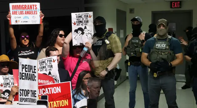 Defensores de migrantes en Los Ángeles activan sistema de alerta contra el ICE.