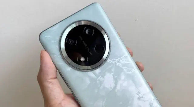 Este celular te va a sorprender con una pantalla solvente y grande.
