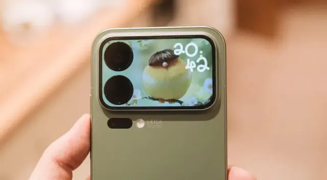 Estos celulares cuentan con pantalla trasera con funciones particulares.
