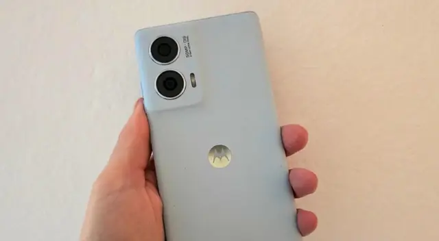 Este celular cuenta con una batería que carga en pocos minutos.