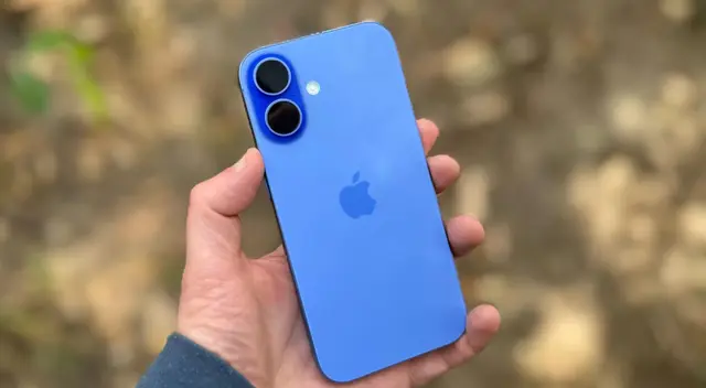 El iPhone 16 es uno de los teléfonos más potentes de Apple y su precio ha bajado en 400 dólares. Es la mejor opción en 2025.