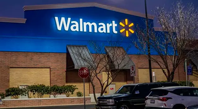 Hombre desnudo persigue a personal de Walmart en Florida. Hombre desnudo persigue a personal de Walmart en Florida.