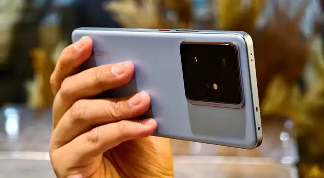 El Realme GT 7 5G es uno de los teléfonos más potentes y baratos de la gama alta. Supera en casi todo al Xiaomi 15T Pro y cuesta menos. El Realme GT 7 5G es uno de los teléfonos más potentes y baratos de la gama alta. Supera en casi todo al Xiaomi 15T Pro y cuesta menos.