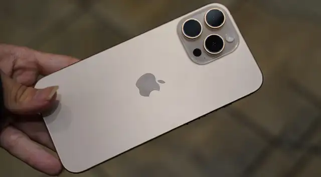 El iPhone 16 Pro Max sigue vigente y se ha convertido en la mejor alternativa al iPhone 17 Pro Max. Es igual de potente y su precio ha bajado en casi 1000 dólares. El iPhone 16 Pro Max sigue vigente y se ha convertido en la mejor alternativa al iPhone 17 Pro Max. Es igual de potente y su precio ha bajado en casi 1000 dólares.