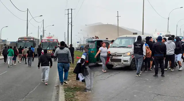 Transportistas en Ventanilla bloquearon ambos sentidos tras el lamentable asesinato. Transportistas en Ventanilla bloquearon ambos sentidos tras el lamentable asesinato.