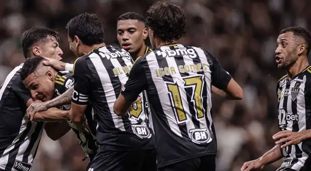 Mineiro celebrando los dos goles que anotaron en el primer tiempo Mineiro celebrando los dos goles que anotaron en el primer tiempo