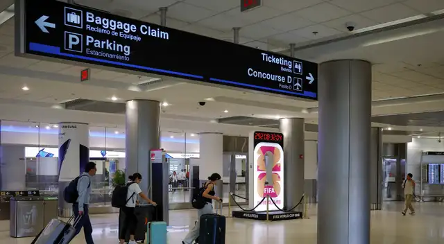 Controladores aéreos trabajando con personal limitado durante el cierre del Gobierno.    Controladores aéreos trabajando con personal limitado durante el cierre del Gobierno.