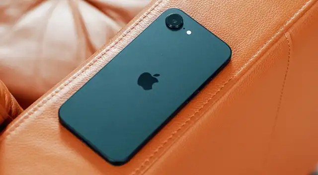 El iPhone 16e es uno de los teléfonos de Apple más potentes y baratos. Su única cámara de 48MP graba en 4K a 60fps. El iPhone 16e es uno de los teléfonos de Apple más potentes y baratos. Su única cámara de 48MP graba en 4K a 60fps.